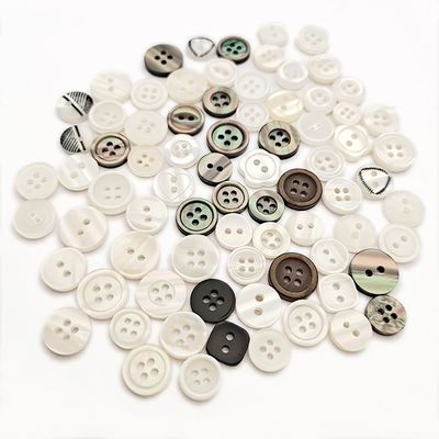 Fabrika Doğrudan Satış 4 Delik Yuvarlak Plastik Düğmeler Özel Çizilmiş Logo Kıyafetler İçin Rezin Düğmesi Kazak