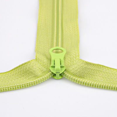 Naylon fermuar üreticisi Toptan Rulolar 3# 5# 8# 10# Fermuar Giysiler için Nylon sarmal fermuar