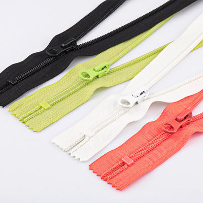 Naylon fermuar üreticisi Toptan Rulolar 3# 5# 8# 10# Fermuar Giysiler için Nylon sarmal fermuar