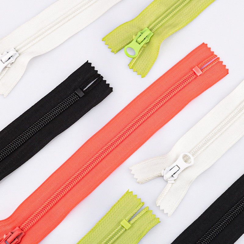Naylon fermuar üreticisi Toptan Rulolar 3# 5# 8# 10# Fermuar Giysiler için Nylon sarmal fermuar